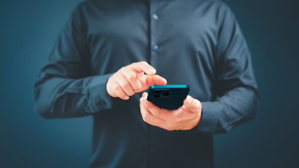 男人在家里用手机连接wifi浏览网站社交网络。男性手持智能手机模型触摸传感器屏幕浏览互联网。虚拟通信的概念。图片下载