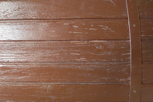 木桶的木板的纹理被涂上了剥落的破旧的褐色油漆图片下载