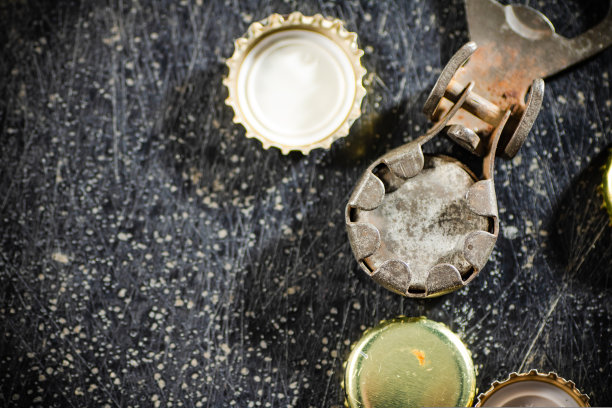 带盖子的啤酒开瓶器。图片下载