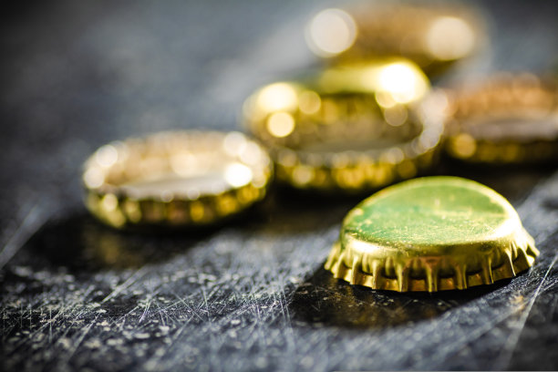 几个啤酒瓶盖。图片下载