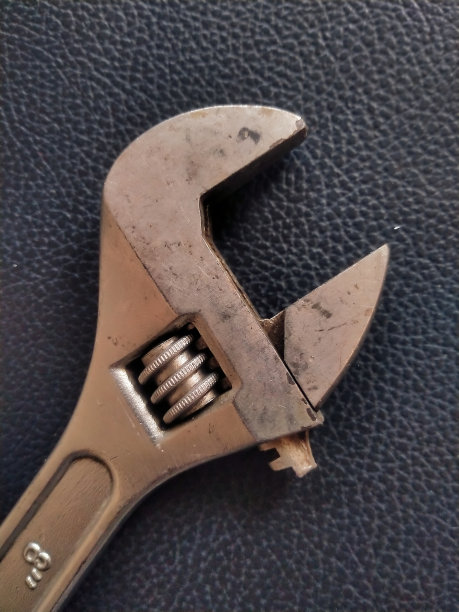 沙发皮革上镀铬的扳手图片下载