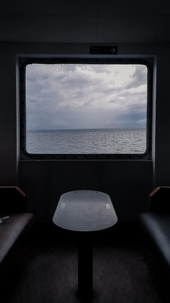 渡船窗户的剪影图片下载