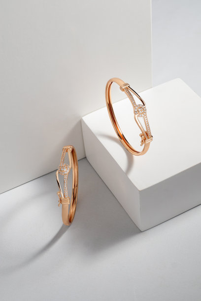 金色手镯的顶部视图在白色戏剧性的背景与复制空间图片下载