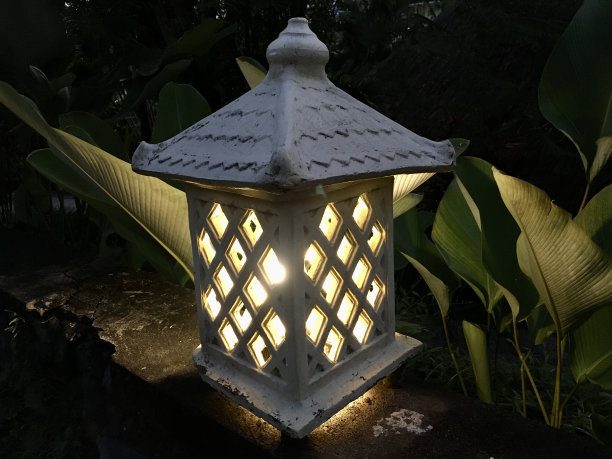 花园的灯光在晚上非常漂亮图片下载