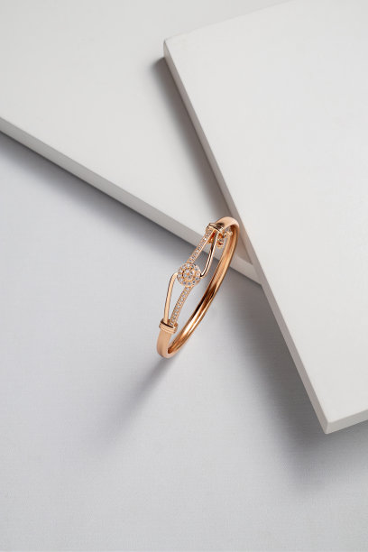 金色手镯的顶部视图在白色戏剧性的背景与复制空间图片下载