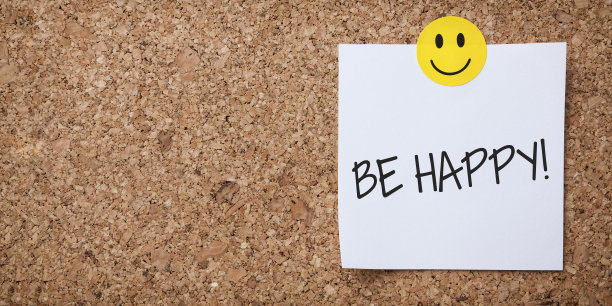 白色的便利贴和红色的别针在软木板上图片下载