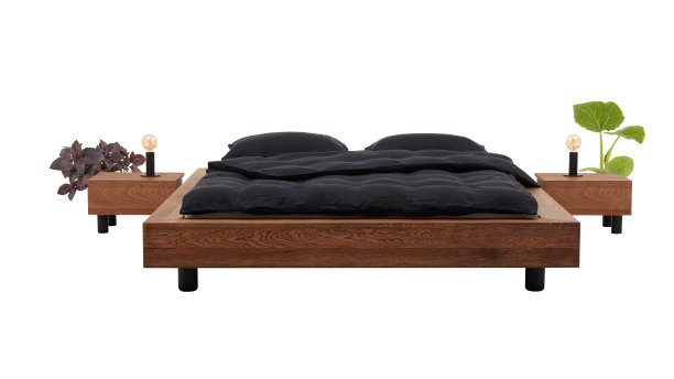 一张带床垫的木床和一张空木桌隔开了白色的背景图片下载