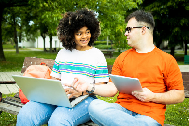 一对年轻夫妇在公园工作图片下载