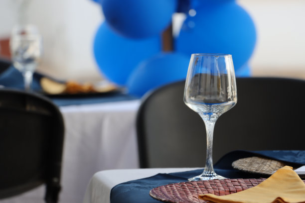 餐桌上摆放着酒杯图片下载