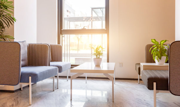 现代公司内部宽敞明亮的会议区图片下载