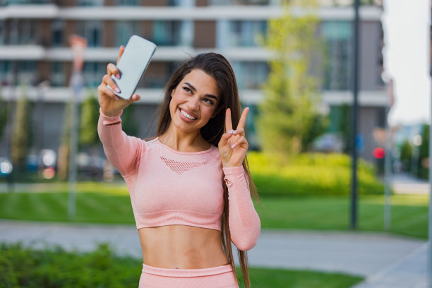 年轻的体育网红录制视频博客，问候粉丝图片下载