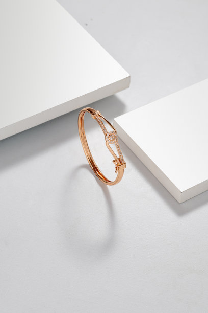 金色手镯的顶部视图在白色戏剧性的背景与复制空间图片下载