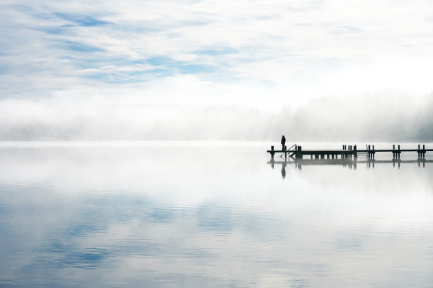 在雾中靠岸。清晨雾蒙蒙的风景。水边田园诗般的自然风光。休息和放松。图片下载