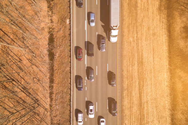 高速公路上交通缓慢。汽车和卡车。鸟瞰图图片下载