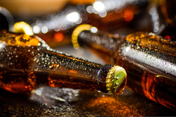 密封瓶里的新鲜啤酒。图片下载