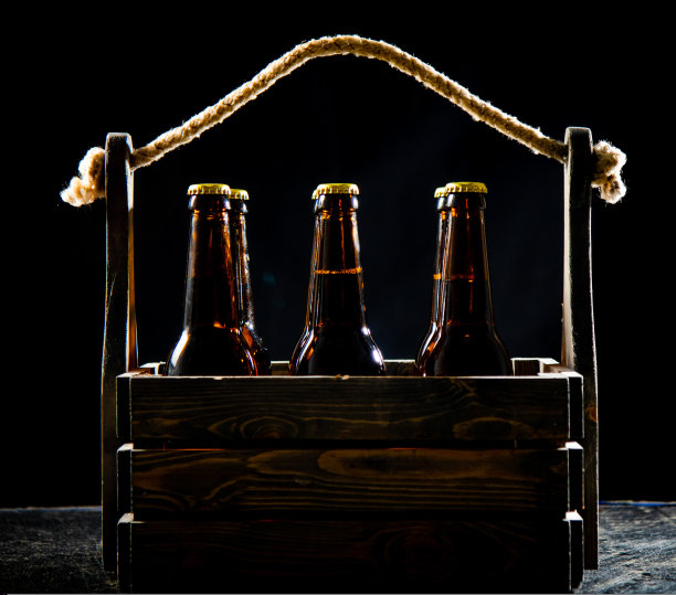 装啤酒瓶的旧盒子。图片下载
