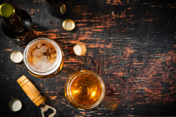 装有新鲜啤酒的玻璃杯。图片下载