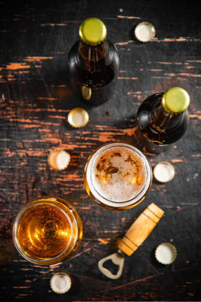 装有新鲜啤酒的玻璃杯。图片下载