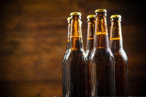 密封瓶里的新鲜啤酒。图片下载