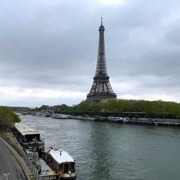 法国在世界上的象征——巴黎的埃菲尔铁塔图片下载