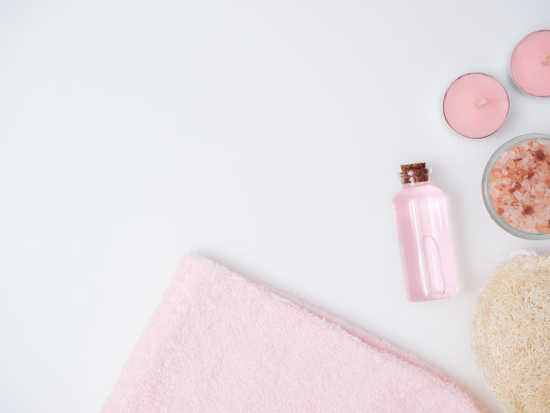 白色桌子上不同的水疗产品组成，俯视图图片下载