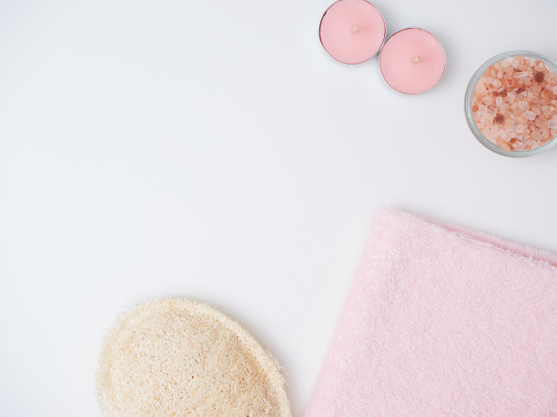 白色桌子上不同的水疗产品组成，俯视图图片下载