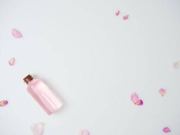 白色桌子上不同的水疗产品和鲜花组成图片下载