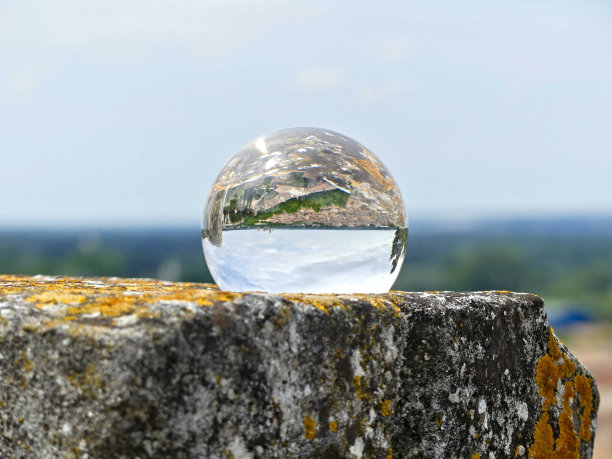 布凯尔，2023年5月:参观普罗旺斯的布凯尔——通过镜头球欣赏这座城市图片下载