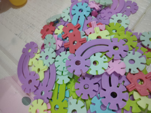 五颜六色的儿童玩具拼图砖、创意积木、炸弹拼图图片下载