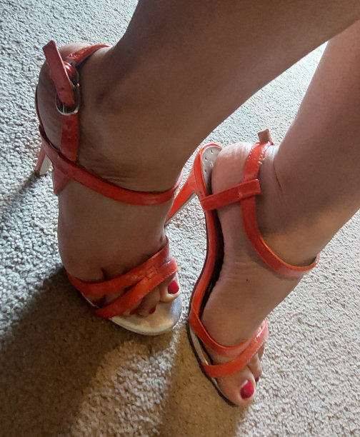 一双新高跟鞋图片下载