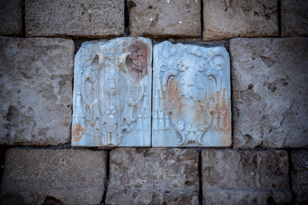 罗马附近奇维塔韦基亚港城墙的古代装饰图片下载