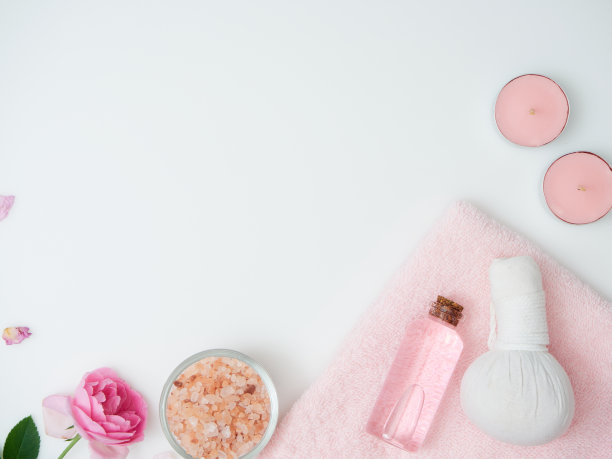 白色桌子上不同的水疗产品组成，俯视图图片下载