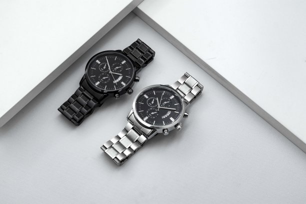 豪华的黑色和银色手表在白色的表。单色的概念。互补色概念图片下载