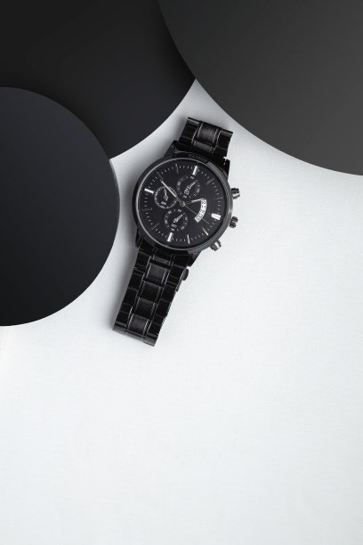 豪华的黑色和银色手表在白色的表。单色的概念。互补色概念图片下载