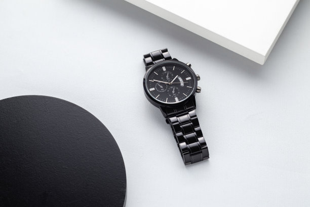 豪华的黑色和银色手表在白色的表。单色的概念。互补色概念图片下载