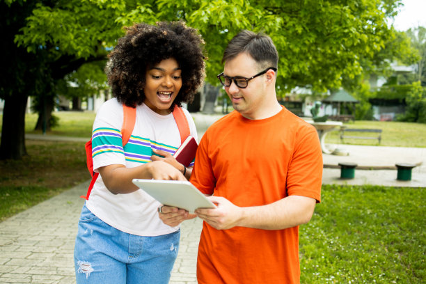 小女孩和她的男朋友在外面玩图片下载