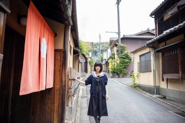 一名妇女走在传统的日本村庄里图片下载