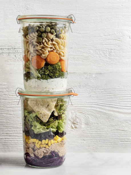 沙拉在玻璃罐中，玻璃罐中分层各种沙拉健康午餐，沙拉图片下载