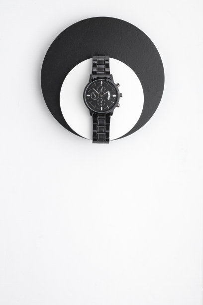 豪华的黑色和银色手表在白色的表。单色的概念。互补色概念图片下载
