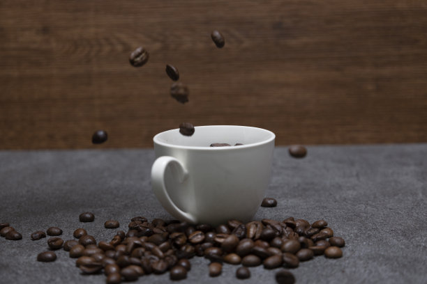 咖啡杯里的咖啡豆，背景是灰色的石头。图片下载