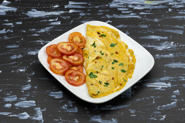 芝士煎蛋卷配番茄纹理背景图片下载