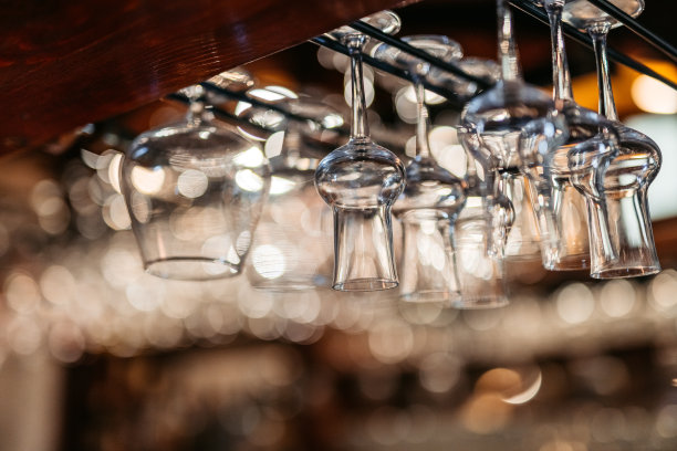 吧台后的架子上挂着空杯子图片下载