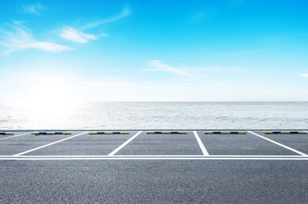 海边空荡荡的停车场图片下载