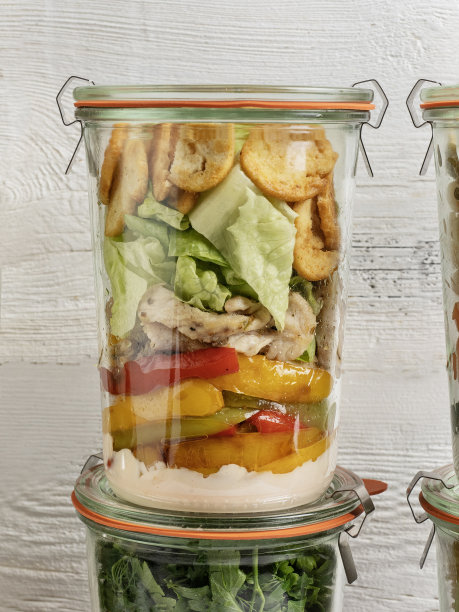 玻璃罐中有各种健康的沙拉，沙拉，玻璃罐中沙拉，鸡肉沙拉图片下载