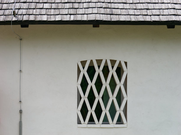 脱粒仓窗户的特写照片，脱粒仓是欧洲唯一保存下来的此类建筑，位于克罗地亚扎普雷西奇的Novi Dvori建筑群图片下载