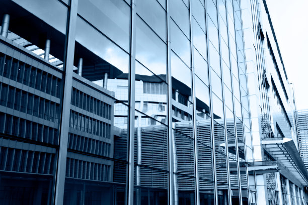 现代办公大楼的玻璃墙图片下载