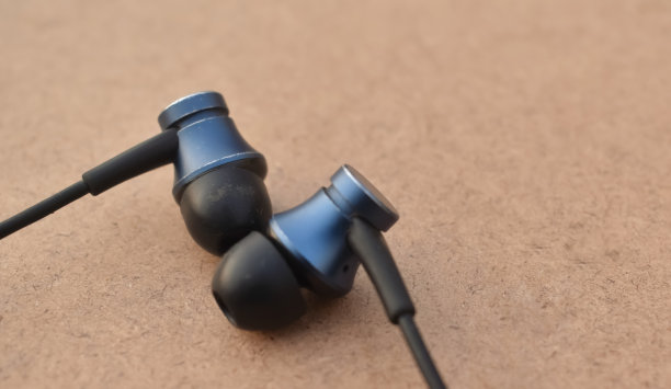 一个耳机铺设的特写选择性对焦图片图片下载