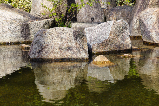 日本园林池塘旁的大岩石图片下载
