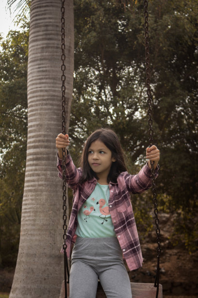 一个七岁的小女孩下午在公园里的画像图片下载