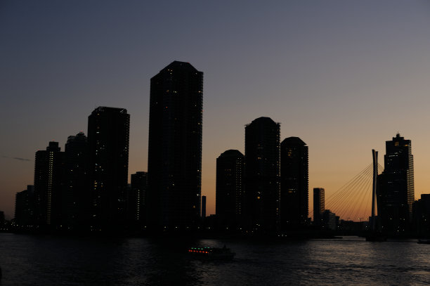 日本东京湾附近的东京市，有一座桥、摩天大楼、办公楼和隅田河图片下载